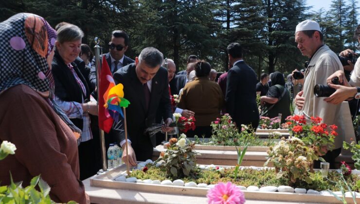 15 Temmuz Şehitleri 10. Yıl Dönümünde Kabirleri Başında Anıldı