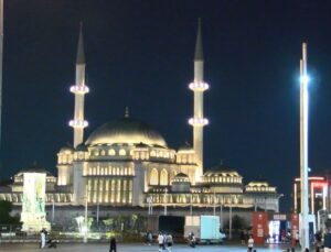 15 Temmuz’un 10’uncu yılında İstanbul’daki camilerde sela okundu