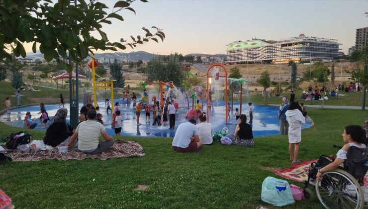 Adıyaman’da çocuklar sıcak havadan su oyun parklarında serinleyerek korunuyor