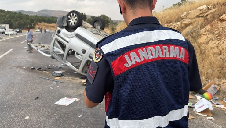 Adıyaman’da otomobil ile hafif ticari araç çarpıştı, 5 kişi yaralandı