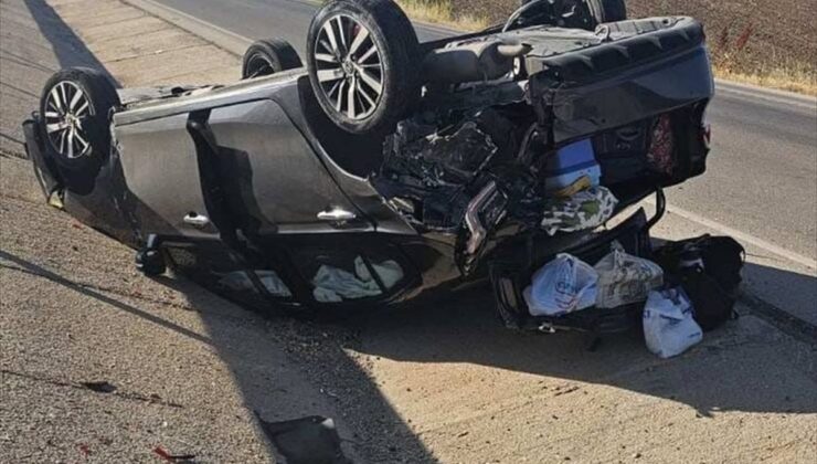 Afyonkarahisar’da refüje devrilen otomobil: 8 yaralı
