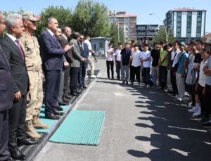 Ağrı’da liseli gençlerin tarih ve kültür rotası yolculuğu başladı