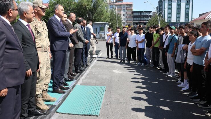 Ağrı’da liseli gençlerin tarih ve kültür rotası yolculuğu başladı