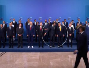 Aile fotoğrafına damga vuran an! Rutte espri yaptı, Rama’nın yüzü düştü