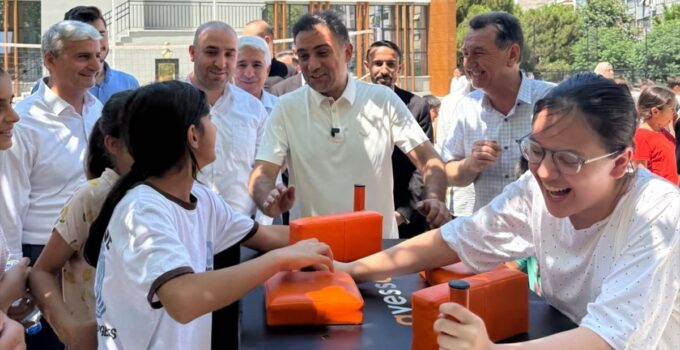 AK Parti’li Baybatur’dan yaz okulu öğrencilerine dondurma ikramı