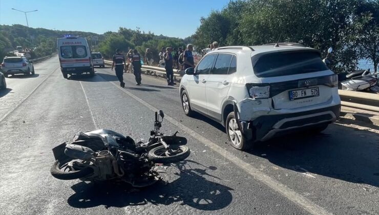 Alanya’da motosiklet otomobile çarptı: 2 ağır yaralı