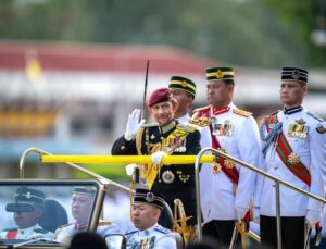 Albüm: Brunei Sultanı Hassanal’ın 80. Yaş Günü Geçit Töreniyle Kutlandı