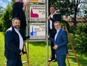 Almanya’da Penzberg şehrinin girişindeki bilgilendirme tabelalarına cuma namazı saati eklendi
