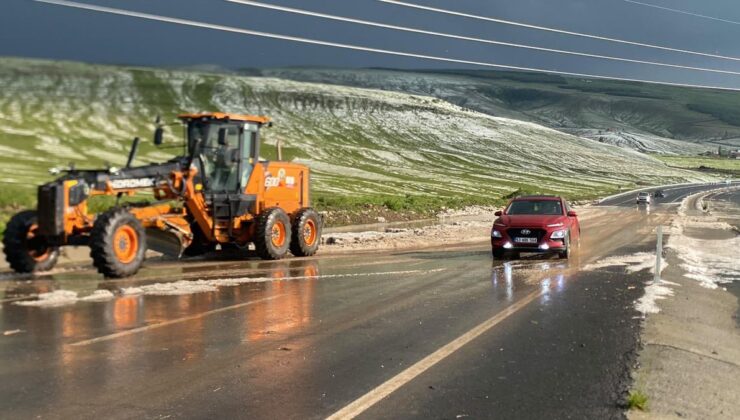 Ardahan’da sağanak ve dolu yolu kapattı