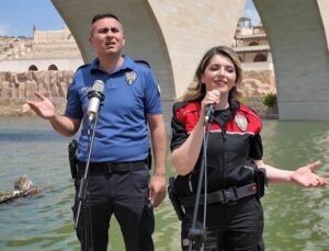 Batman polisi, Hasankeyf’in tarihi dokusu ile müziği buluşturdu