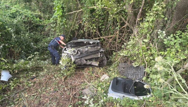 Bilecik’te şarampole devrilen otomobildeki 1 kişi öldü, 1 kişi yaralandı