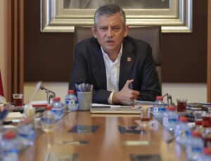 Bir ilk yaşanıyor! İşte Özgür Özel’in masasındaki anket sonuçları