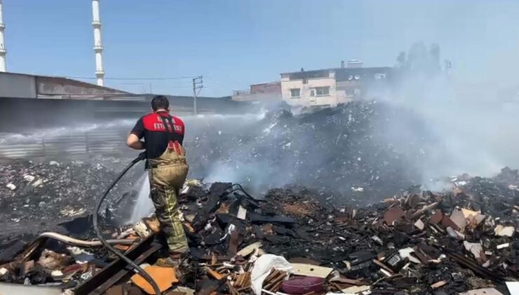 Buca’da çöplük arazide yangın: Yoğun duman görüşü düşürdü