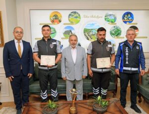 Buldukları 700 bin liralık altın ve dövizi sahibine ulaştıran görevliler ödüllendirildi
