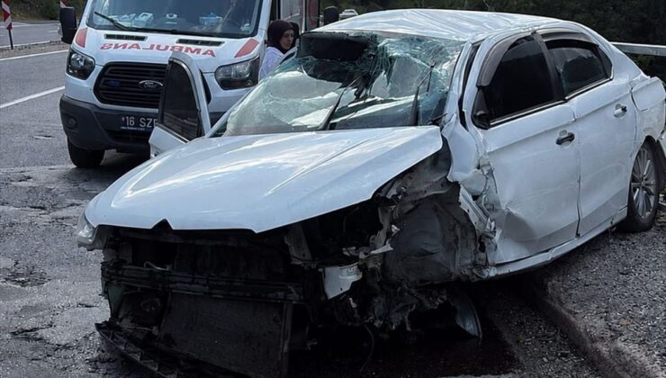 Bursa’da kaza yapan otomobildeki 5 kişi yaralandı