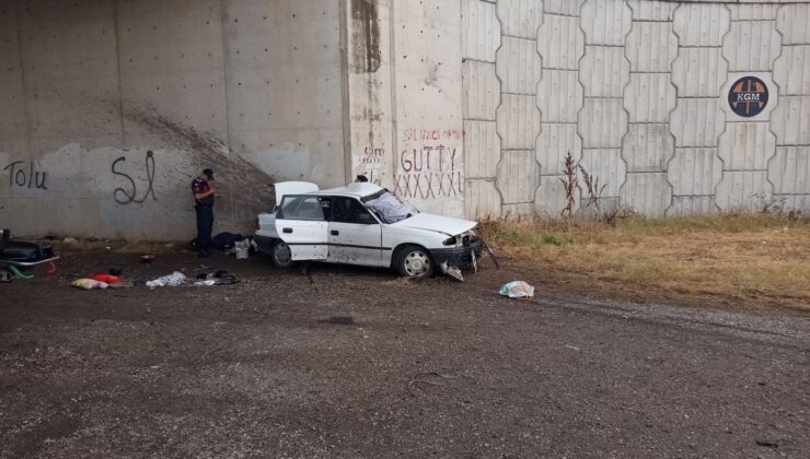 Bursa’da otomobil köprü altındaki beton duvara çarptı: 3 ölü 2 yaralı