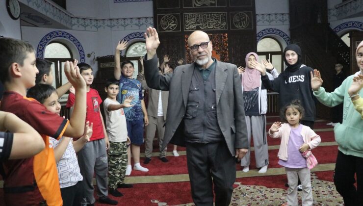 Camilerin 30 yıldır gönüllü temizliğini yapan Dursun Kaçan, alkışlarla umreye uğurlandı