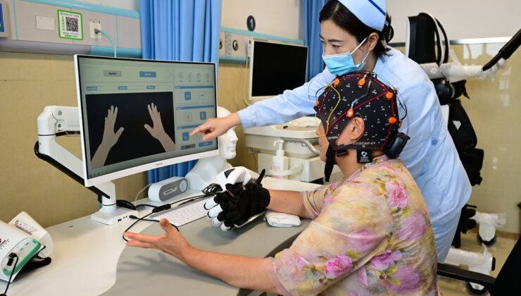Çin, 2026-2030’da Beyin-Bilgisayar Arayüzlü Rehabilitasyon Cihazlarını Teşvik Edecek