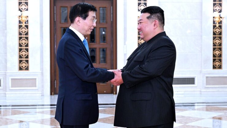 Çin’in En Üst Düzey Siyasi Danışmanı Wang, Kuzey Kore Lideri Kim Jong-un ile Bir Araya Geldi