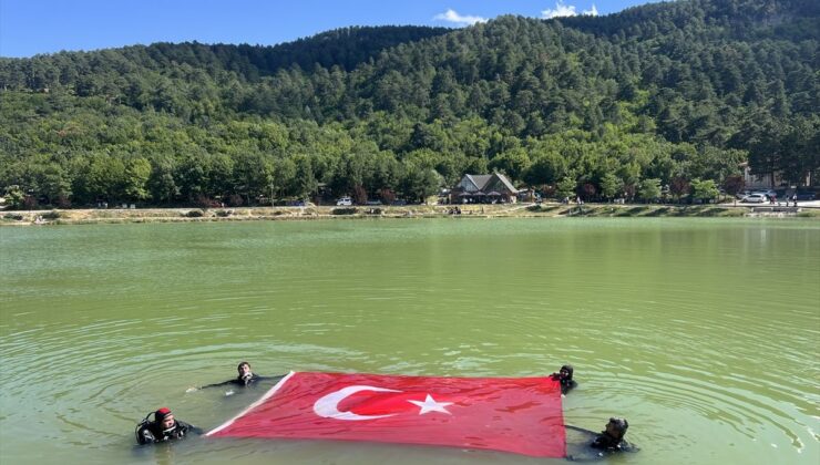Çorum’da 15 Temmuz anısına Yeşil Göl’de bayraklı dalış