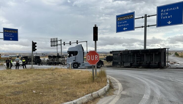 Çorum’da çarpışan tır ve tankerin sürücüleri yaralandı