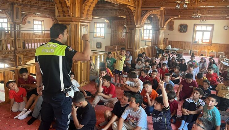 Cumayeri’nde Kur’an kursu öğrencilerine trafik eğitimi verildi
