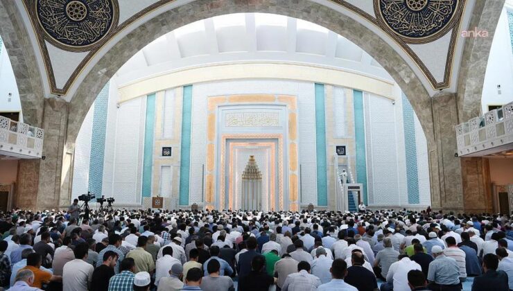 Diyanet’in cuma hutbesine kadın ve erkeklere çağrı: “Her Müslüman, iffetini korumalı, giyim kuşamına dikkat etmeli”