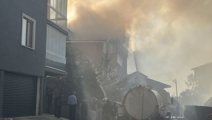 Düzce’de 2 katlı evde çıkan yangın söndürüldü
