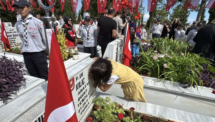 Elif, hiç görmediği şehit dayısının fotoğrafını öptü