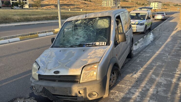 Erzincan’da hafif ticari araçla bisikletin çarpıştığı kazada biri ağır 2 kişi yaralandı