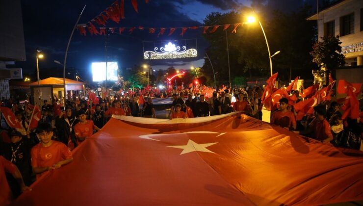 Erzurum Kongresi’nin 107. yıl dönümü dolayısıyla fener alayı yürüyüşü yapıldı