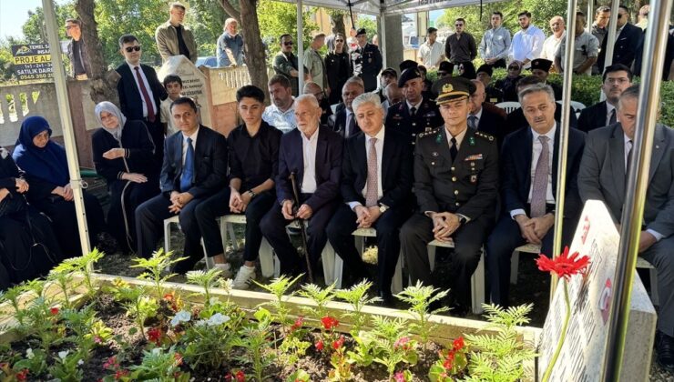 FETÖ’nün 15 Temmuz darbe girişiminde şehit polis Serdar Gökbayrak mezarı başında anıldı