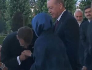Fransa Cumhurbaşkanı Macron, Emine Erdoğan’ın elini öpmeye çalıştı