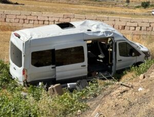 Gercüş’te Minibüs ve Otomobil Çarpıştı: 11 Yaralı