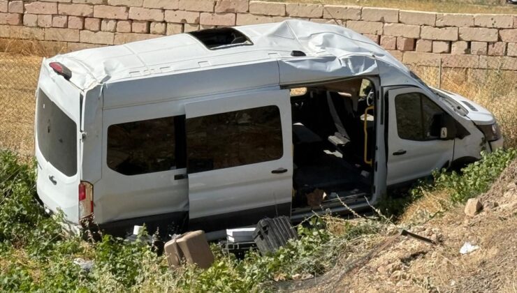 Gercüş’te Minibüs ve Otomobil Çarpıştı: 11 Yaralı