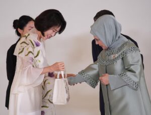 Güney Kore First Lady’sinden Emine Erdoğan’a unutulmaz jest