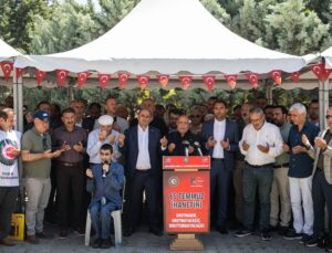 HAK-İŞ Başkanı Arslan, 15 Temmuz Şehitlerini Kabirleri Başında Andı