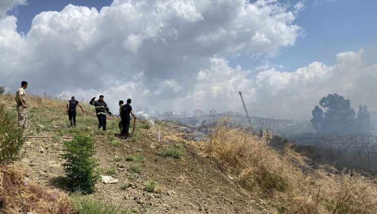 Hatay’da bahçede çıkan yangında otomobil kullanılamaz hale geldi