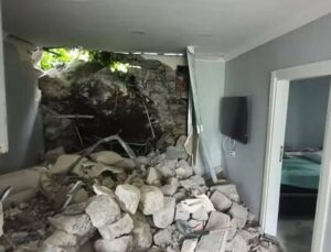 Heyelanda kaya parçası eve isabet etti