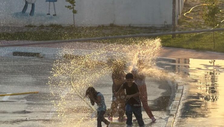 Iğdır’da çocuklar hortumdan akan suyla oynayıp serinledi