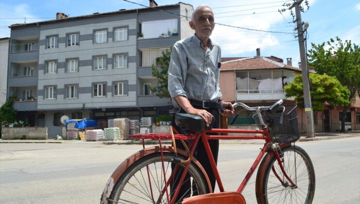 İnegöl’de bisikletiyle yıllardır mahalleyi dolaşan muhtar, sağlıklı kalmasını aktif yaşamına bağlıyor