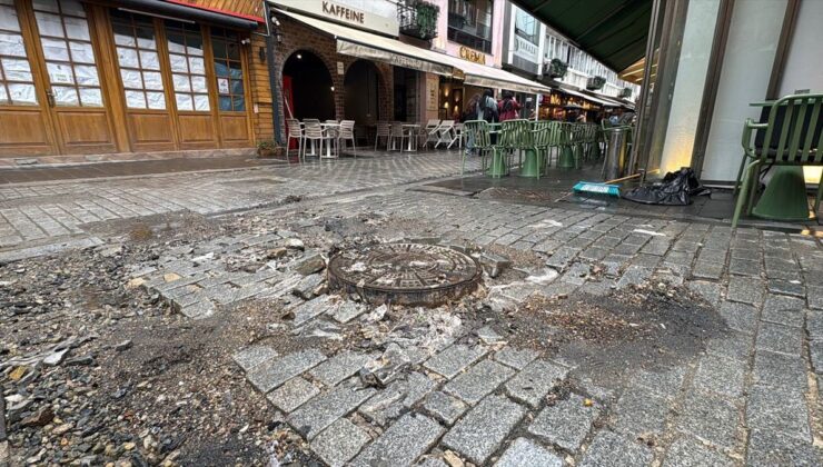 İstanbul’da sağanak nedeniyle Üsküdar’daki Gastronomi Sokağı’nı su bastı
