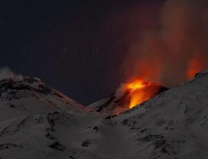 İtalya’da Etna Yanardağı yeniden güçlü şekilde kül püskürttü