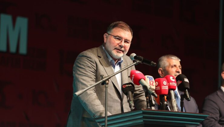 İzmir’de 15 Temmuz’un 10. yıl dönümünde binlerce kişi Konak Meydanı’nda andı