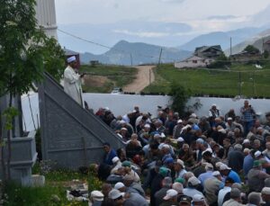 Kadırga Yaylası’ndaki üstü açık tarihi camide cuma namazı kılındı