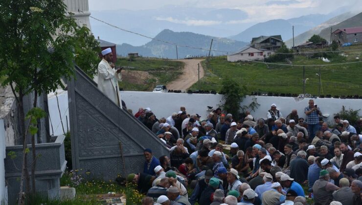 Kadırga Yaylası’ndaki üstü açık tarihi camide cuma namazı kılındı