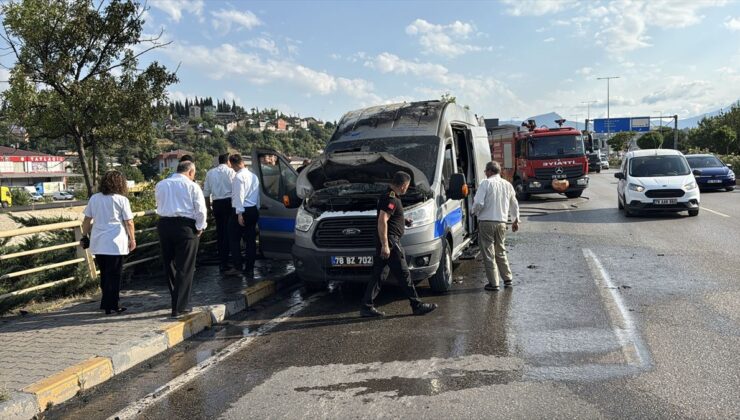Karabük’te diyaliz hastasını taşıyan hasta nakil aracı yandı