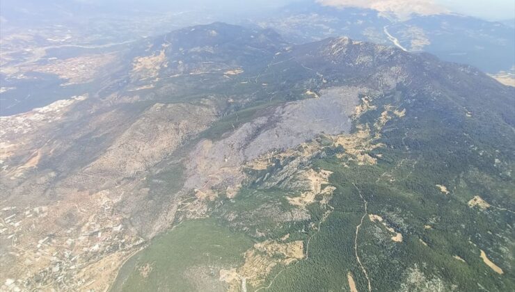 Kaş ilçesinde yanan ormanlık alan havadan görüntülendi