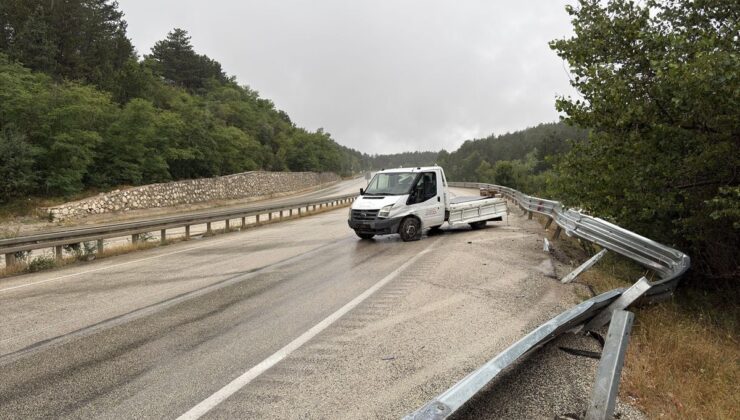 Kastamonu’da arı kovanı bulunan kamyonet bariyere çarptı, 2 kişi yaralandı