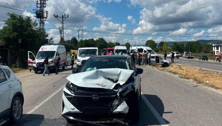 Kastamonu’da iki otomobil çarpıştı: 1’i çocuk 5 yaralı